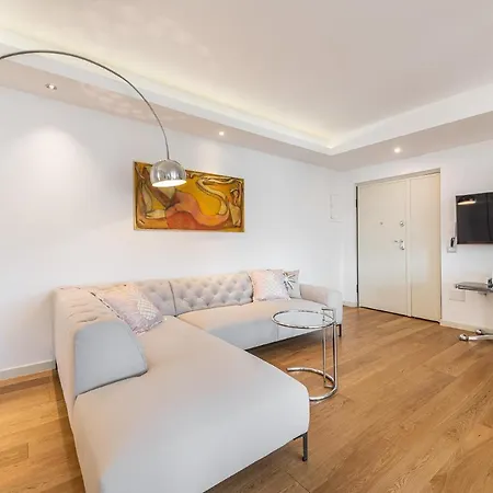 A Luxury At Poetto Beachfront Apartament *
