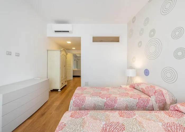 A Luxury At Poetto Beachfront Apartment